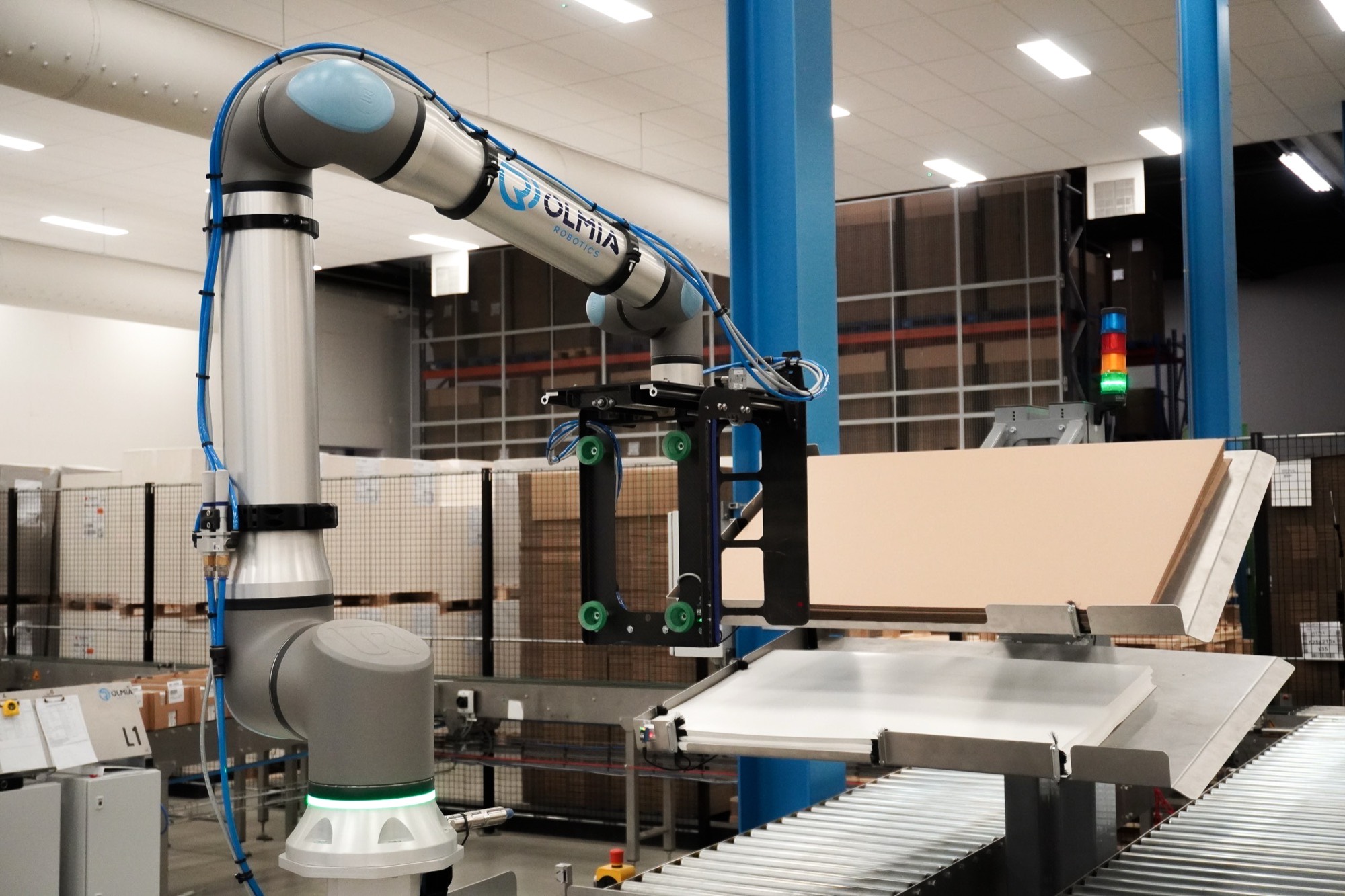 Olmia-cobot palletiseert panelen in een productieomgeving